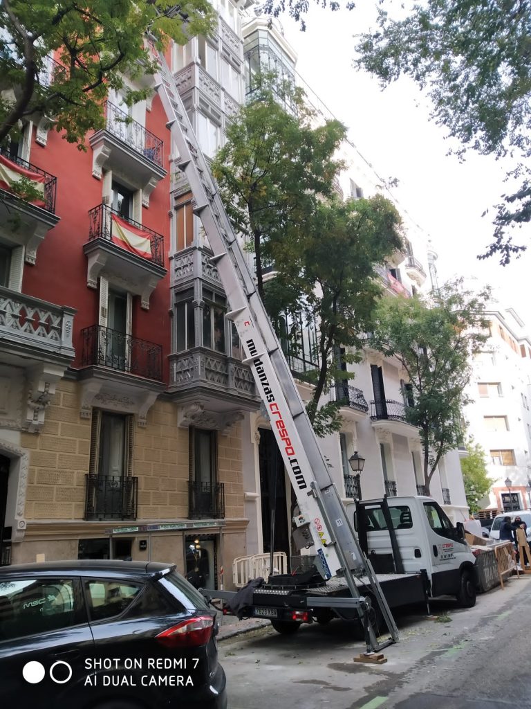 Grúa elevadora por fachada