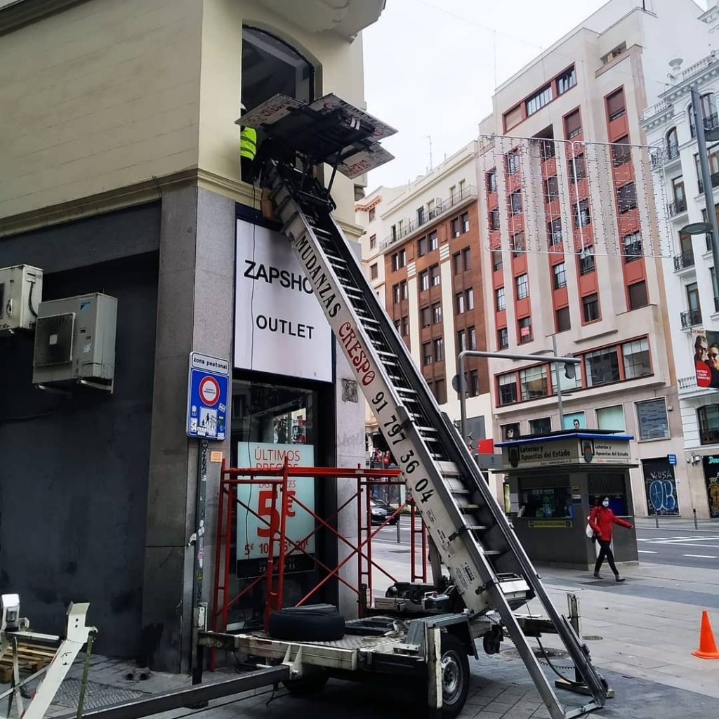 grua de mudanzas en remolque